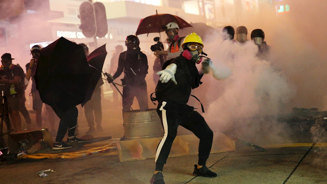 Foto: Los manifestantes radicales lanzaron cócteles molotov contra policías, 20 octubre 2019