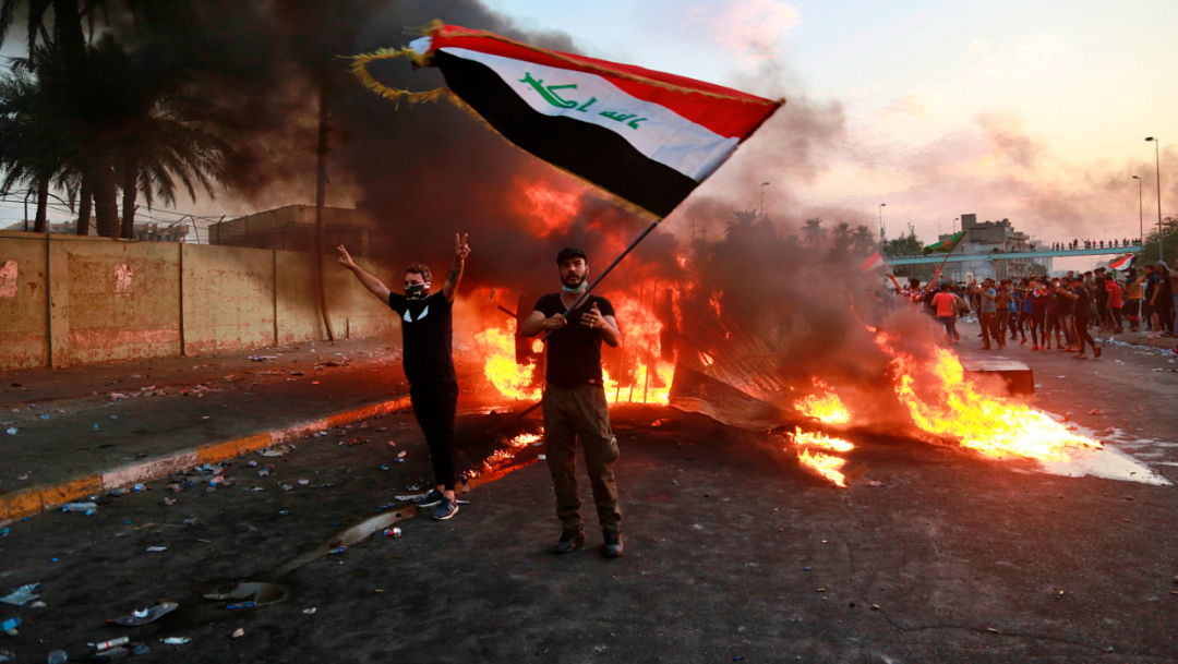Foto:Un manifestante antigubernamental levanta una bandera de Irak durante una protesta en Bagdad, Irak, 4 octubre 2019
