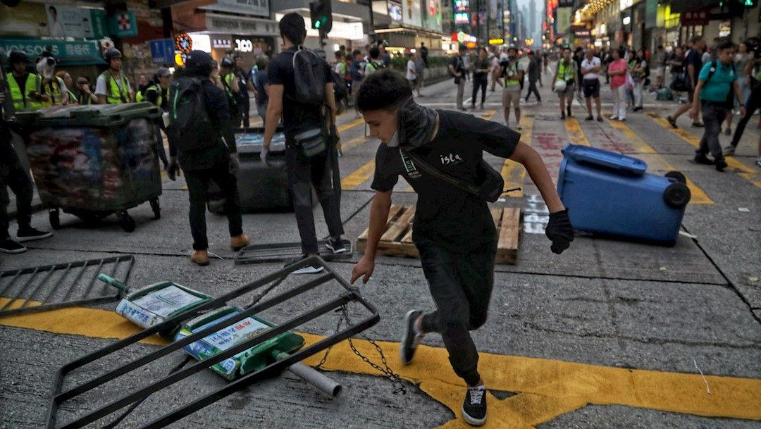 Foto: Los manifestantes colocan barricadas durante una protesta en Hong Kong, 13 octubre 2019