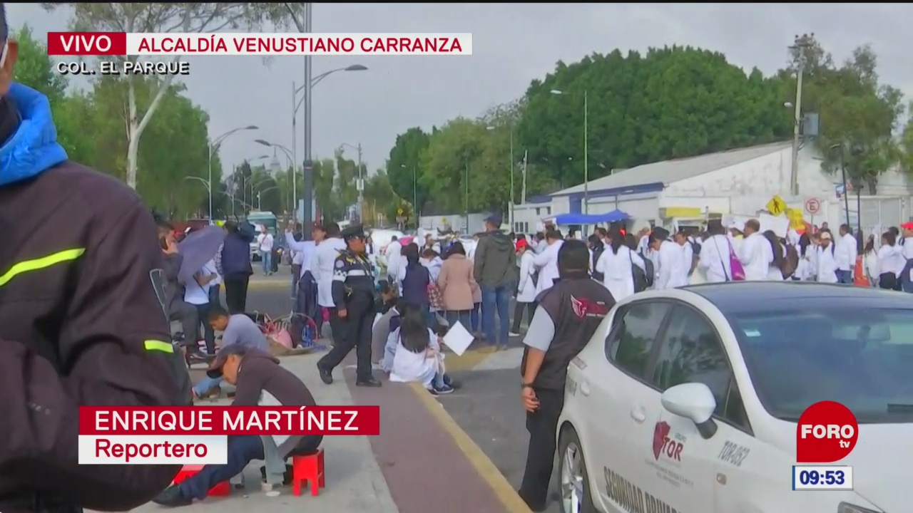 Químicos y auxiliares de laboratorios protestan en San Lázaro