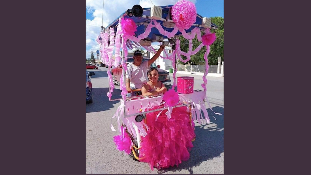 Vendedor de raspados pasea a su hija quinceañera en su triciclo adornado de rosa