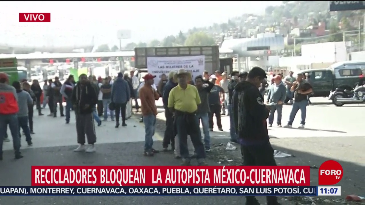 Recicladores bloquean la autopista México- Cuernavaca