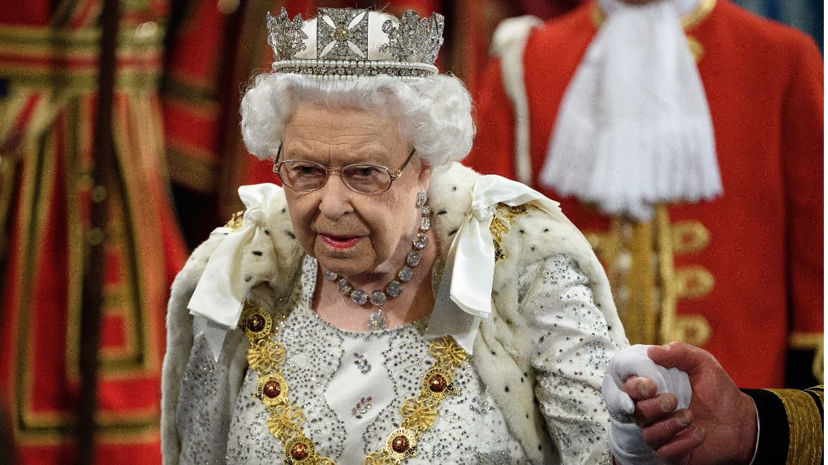 Reina Isabel II insiste en Brexit para el 31 de octubre