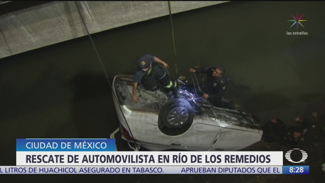 Rescatan a hombre luego de caer con su auto al río de los Remedios