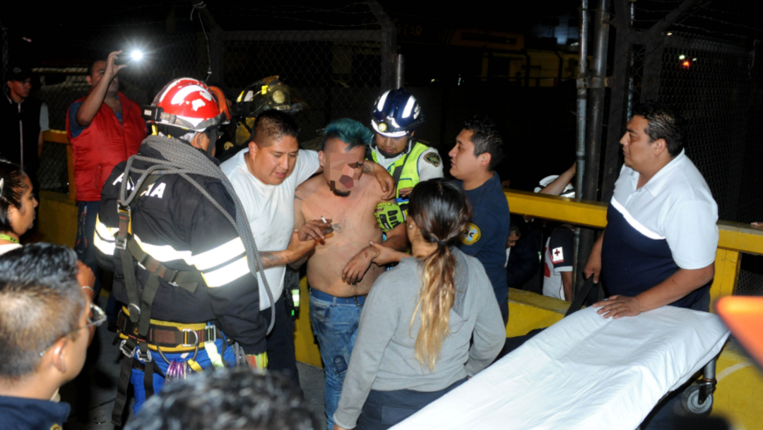 Foto: Ya fuera de peligro el hombre fue llevado en una patrulla hasta un hospital con custodia policiaca, 29 de octubre de 2019 (Luis Carbayo /Cuartoscuro.com)