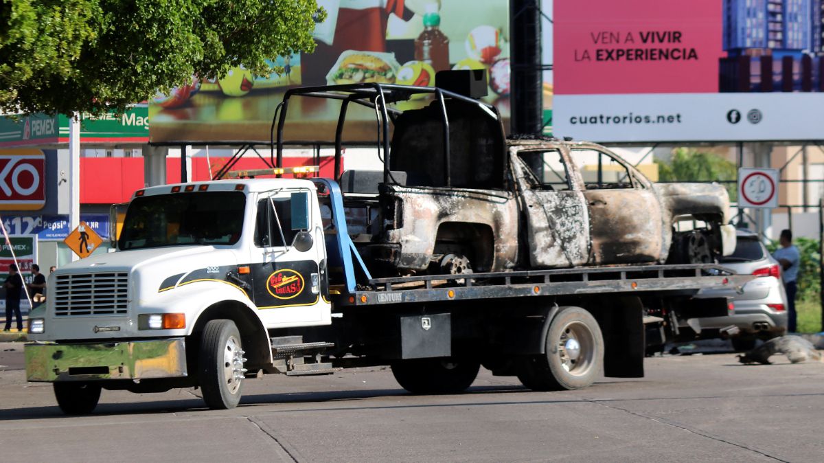 Retiran vehiculos incendiado en Culiacán, Sinaloa.