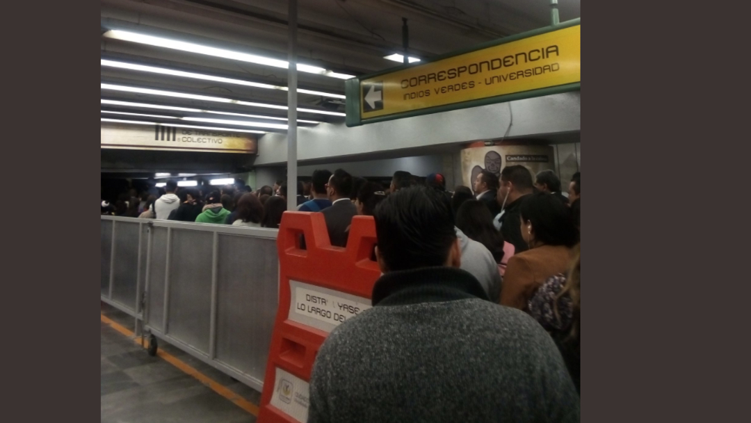 FOTO Riña entre mujeres afecta servicio en Línea B del Metro CDMX (Twitter @marchelitta89)