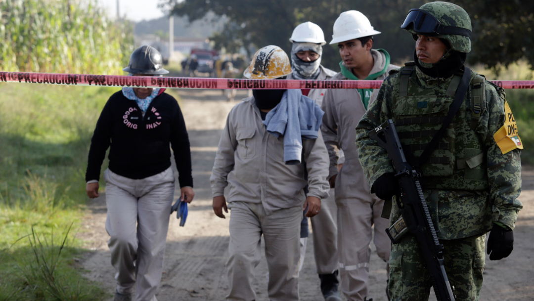 Foto: Trabajadores de Pemex cierran una fuga de gas en el municipio de Amozoc, Puebla, provocada por una toma clandestina, 10 octubre 2019