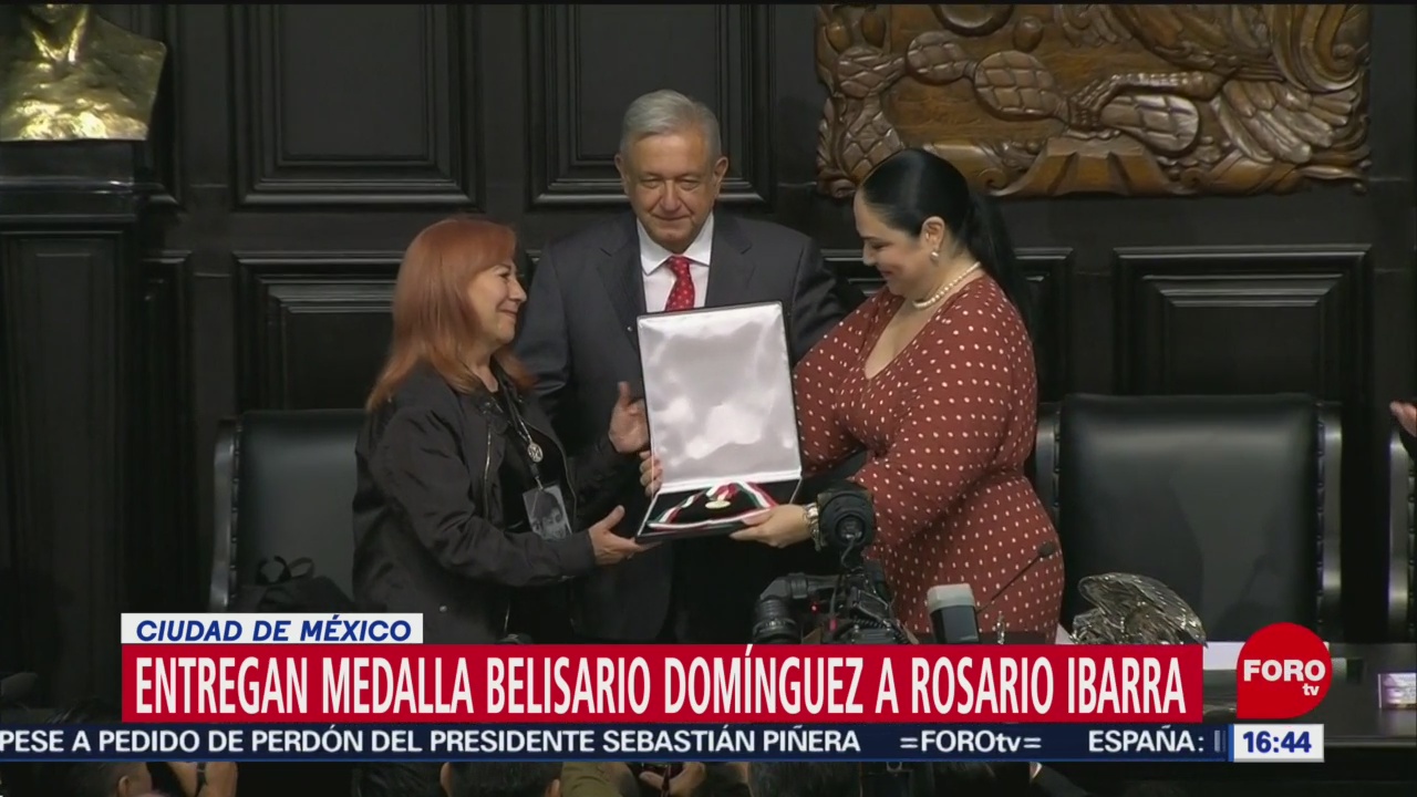 FOTO: Rosario Ibarra da en custodia AMLO Medalla Belisario Domínguez