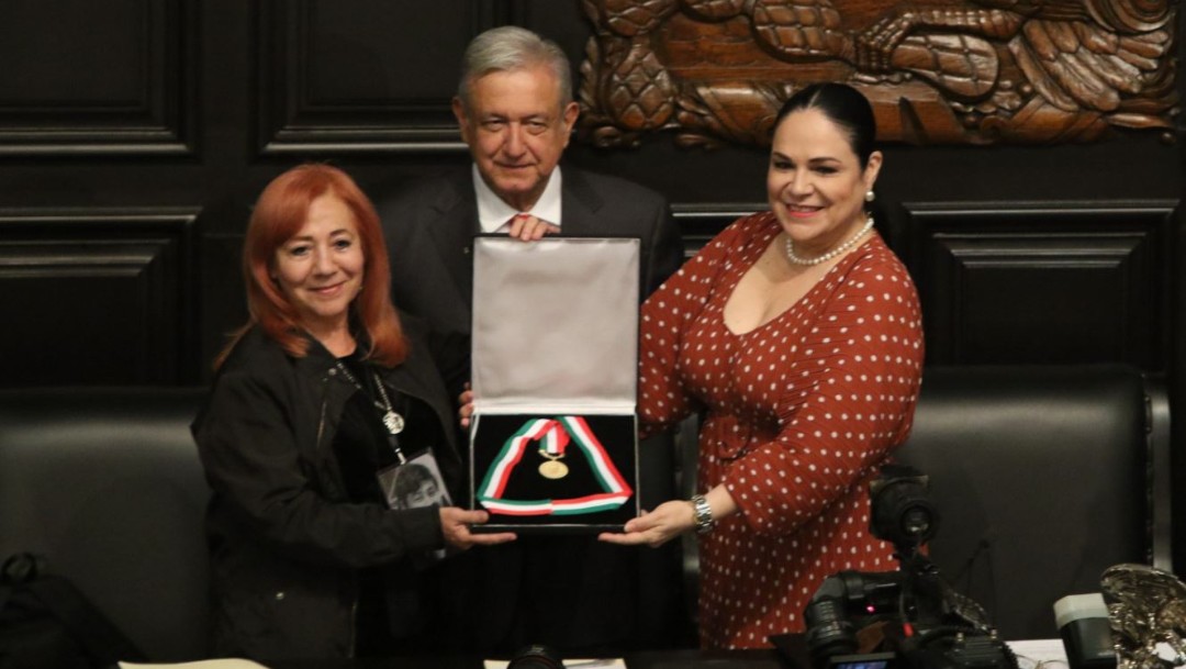 Rosario Ibarra de Piedra recibió la medalla Belisario Domínguez por parte del Senado. Recibió el reconocimiento su hija (izq), el 23 de octubre de 2019. (Foto: Moisés Pablo /Cuartoscuro.com)