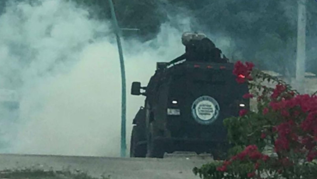 Foto: Los elementos de la Secretaría de Seguridad presuntamente arrojaron gas lacrimógeno para contener a aproximadamente 200 manifestantes, 27 de octubre de 2019 (Twitter @SSyPC_Chiapas)