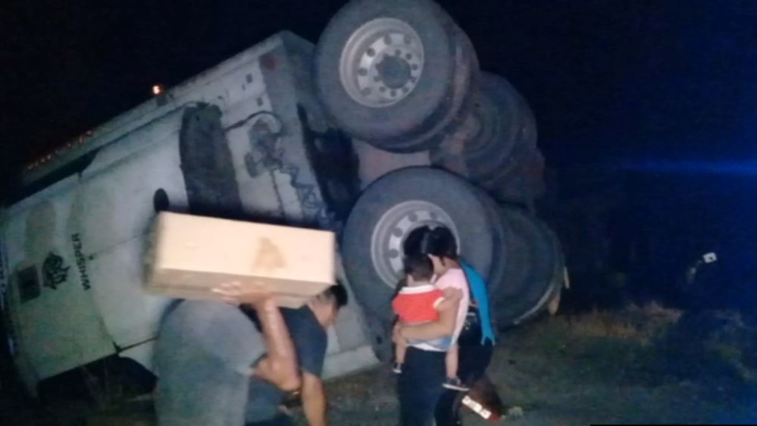 Pobladores de Campeche saquean de tráiler 25 toneladas de comida