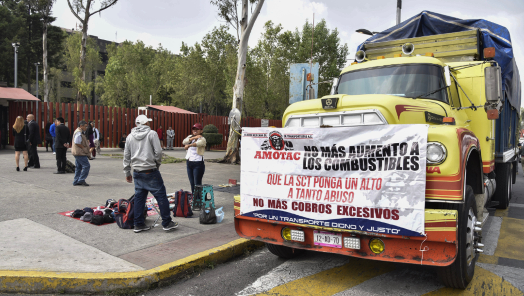 Foto: Transportistas continúan con sus vehículos de carga en las inmediaciones de la Cámara de Diputados, 30 de octubre de 2019 (Mario Jasso /Cuartoscuro.com)
