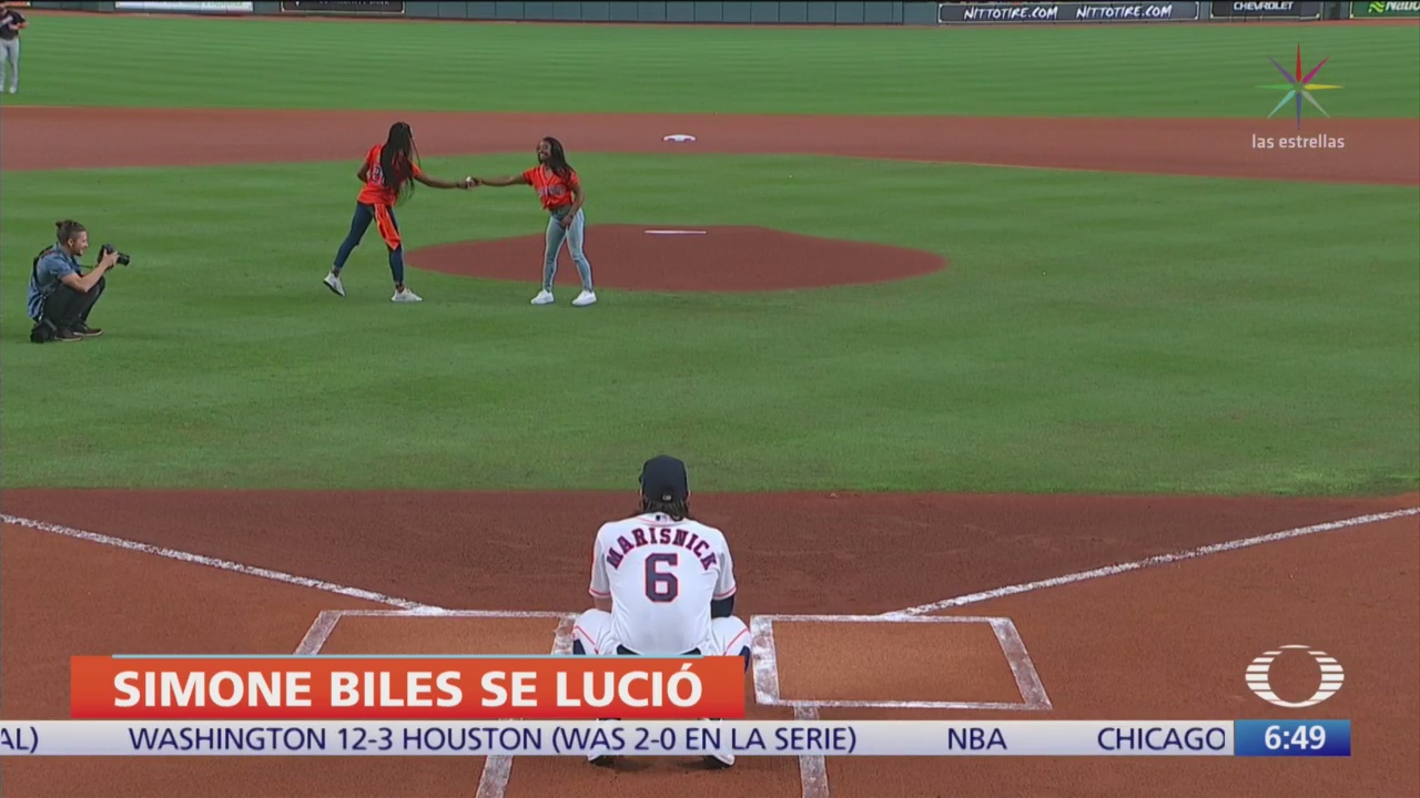Simone Biles sorprende con giro hacia atrás para lanzar la bola en la Serie Mundial de béisbol