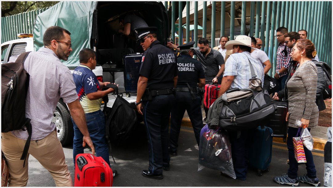 Foto: Policías Federales habilitaron sus camionetas para trasladar a los turistas varados, 7 de octubre de 2019 (GALO CAÑAS /CUARTOSCURO.COM)