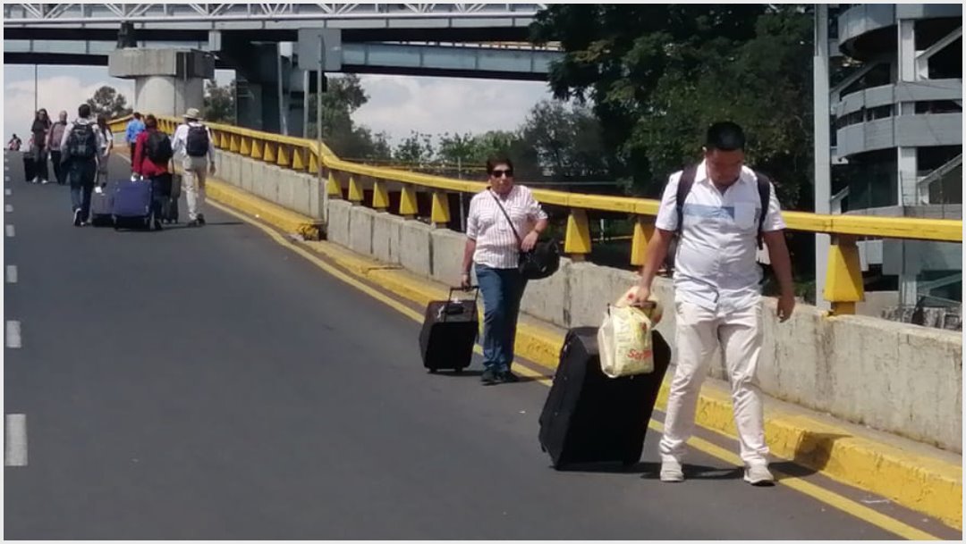 Foto: Miles de turistas se vieron obligados a caminar para no perder sus vuelos, 7 de octubre de 2019 (FOTO: ARMANDO MONROY /CUARTOSCURO.COM)