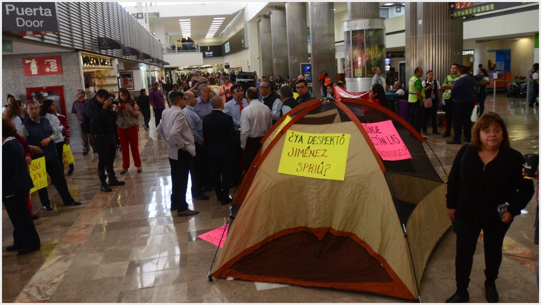Foto: Taxistas montaron un campamento al interior de la Terminal 1, 7 de octubre de 2019 (FOTO: ARMANDO MONROY /CUARTOSCURO.COM)