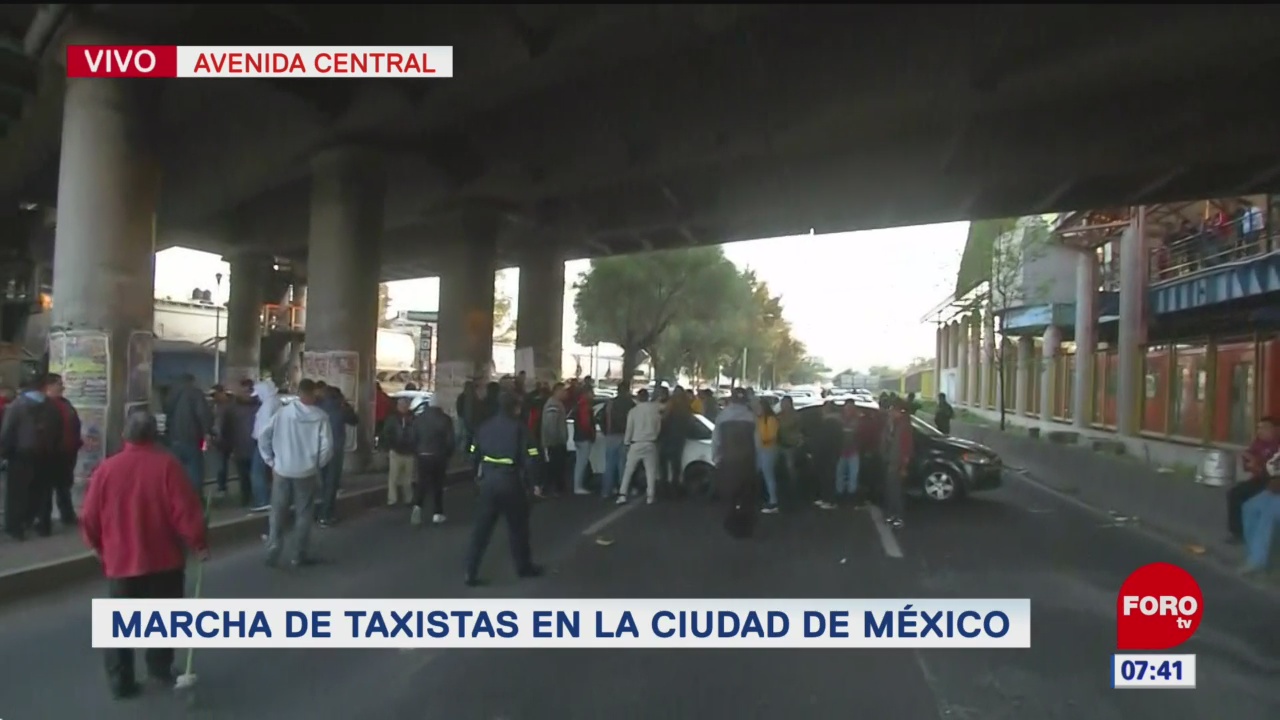 Taxistas bloquean Avenida Central a la altura del Metro Nezahualcóyotl