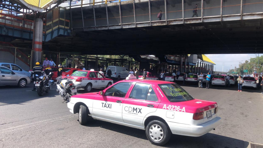 FOTO Taxistas bloquean Avenida Central, reportan agresiones contra automovilistas (Noticieros Televisa)
