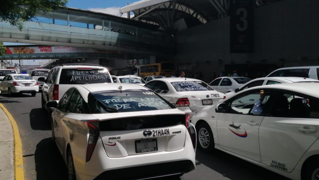 FOTO Taxistas bloquean Terminal 1 del AICM (Cuartoscuro/Armando Monroy)