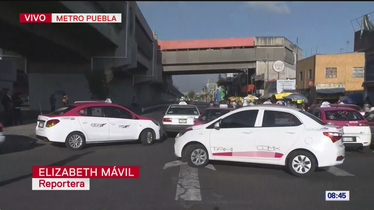 Taxistas bloquean vialidad a la altura del Metro Puebla, en CDMX