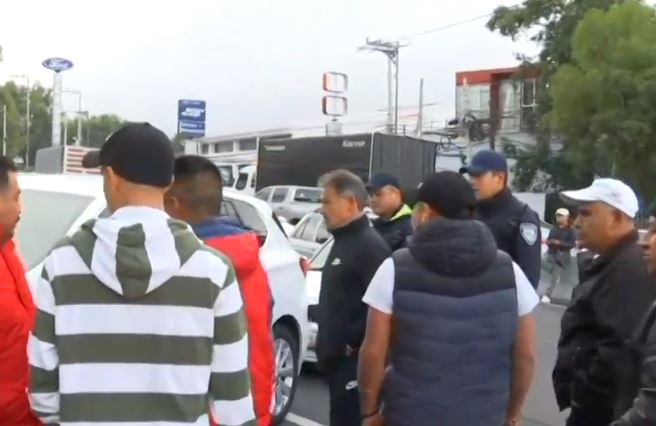 Taxistas bloquean carriles de casetas en autopistas Pachuca y Toluca