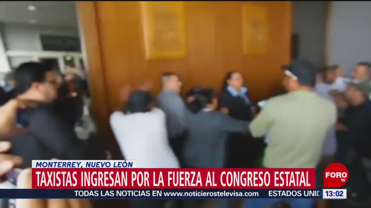 FOTO: Taxistas ingresan por fuerza Congreso Nuevo León,