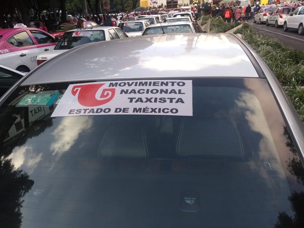 FOTO Taxistas procedentes de Indios Verdes llegan al Ángel de la Independencia (S. Servín)