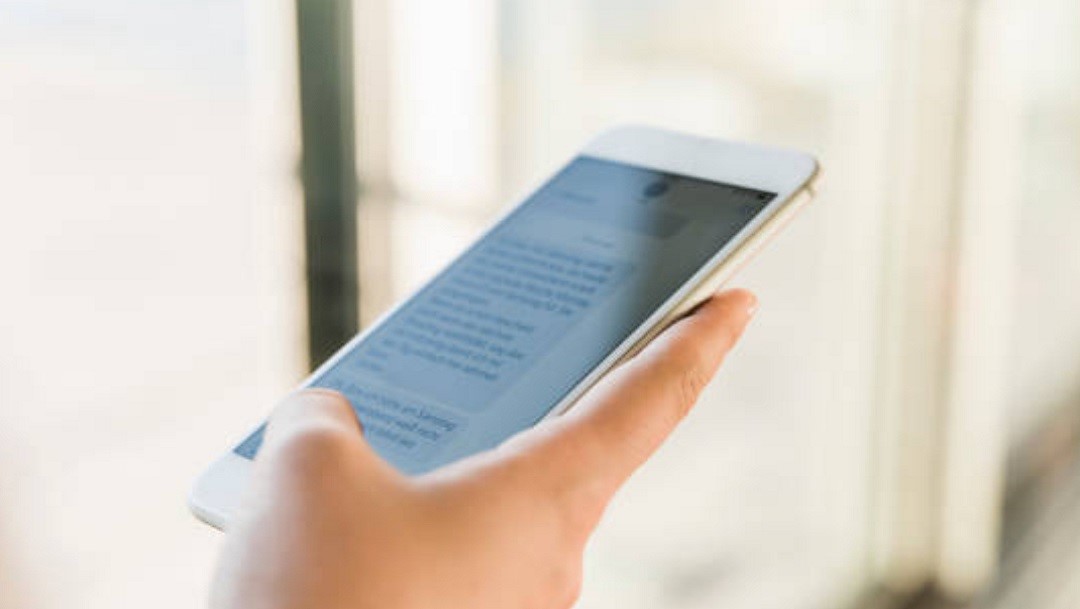 Salud: Texteo excesivo de celular provocaría deformaciones