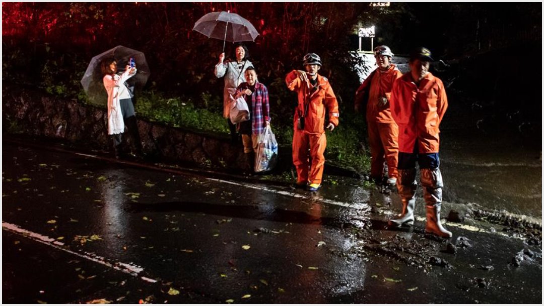 Foto: Los equipos de emergencia trabajan en el rescate y evacuación de millones de japoneses, 12 de octubre de 2019 (EFE)