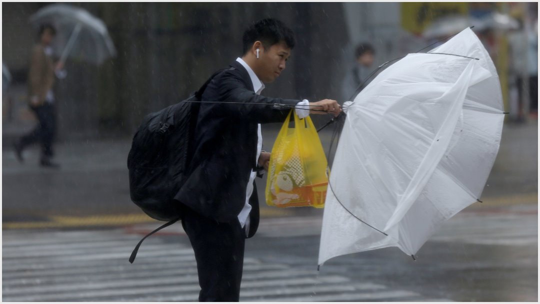 Foto: Habitantes de Japón sufren con los fuertes vientos provocados por el tifón Hagibis, |12 de octubre de 2019 (AP)