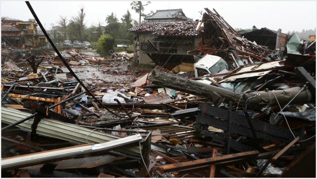 Foto; Un tornado provocados por el tifón Hagibis dejó sin hogar a cientos de familias en Japón, 12 de octubre de 2019 (EFE)