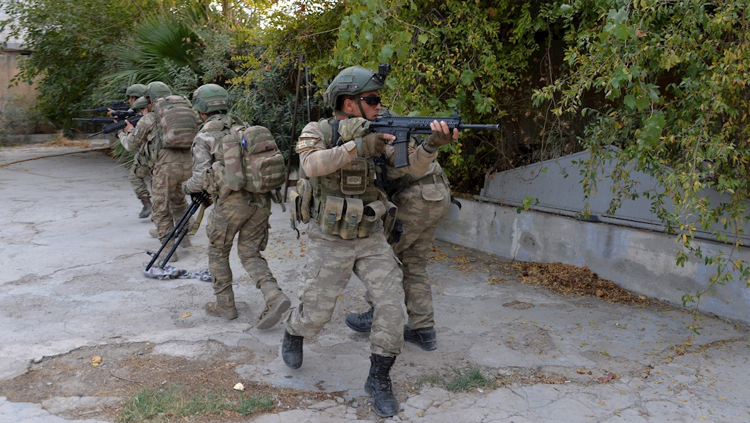 Foto: Soldados turcos en la ciudad fronteriza de Tal Abyad, en el norte de Siria, 18 octubre 2019