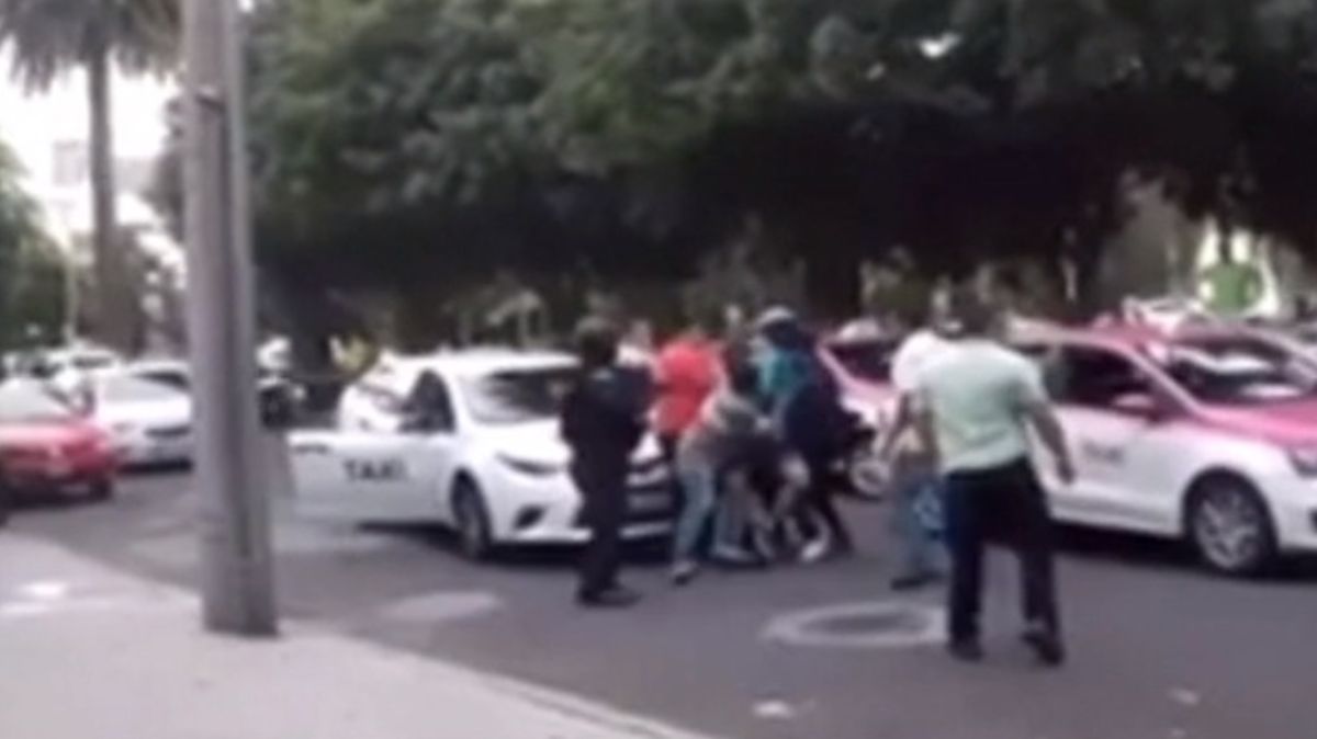 Taxistas golpean a repartidor