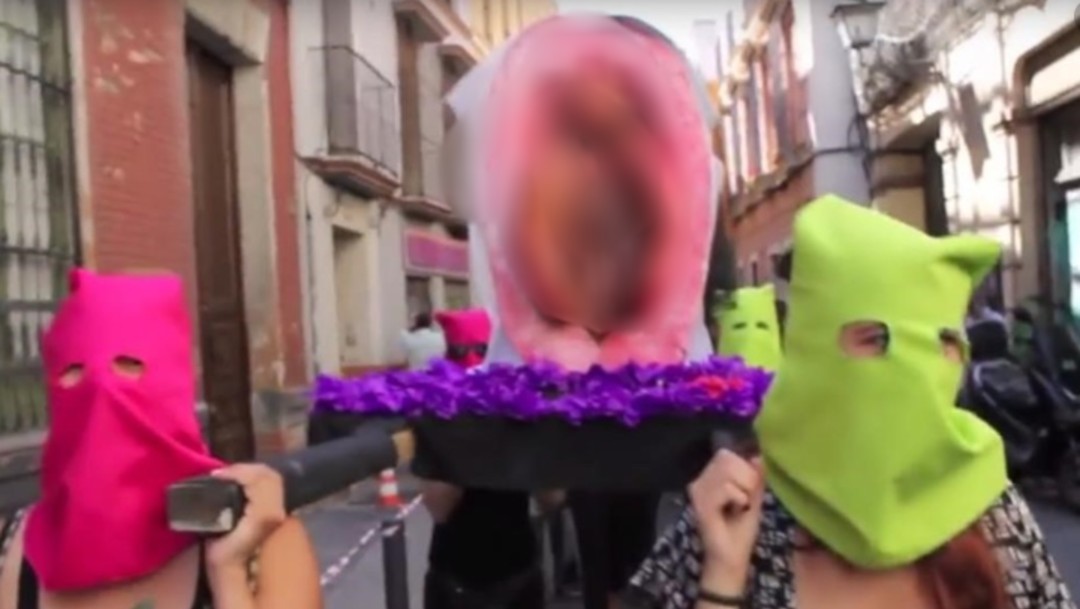 Foto: Procesión en España con vagina de plástico, 1 de mayo de 2014