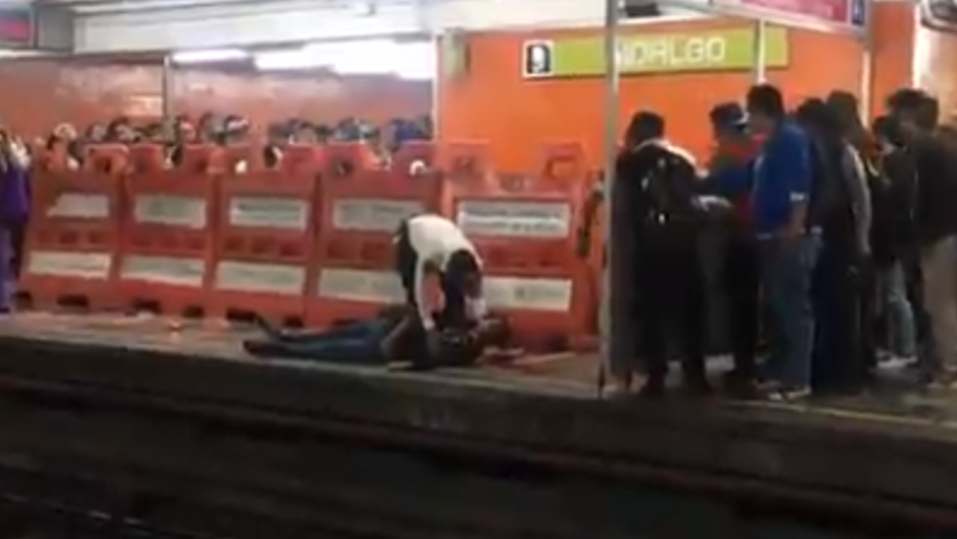 FOTO Vagón del Metro CDMX golpea a hombre en estación Hidalgo (Twitter)