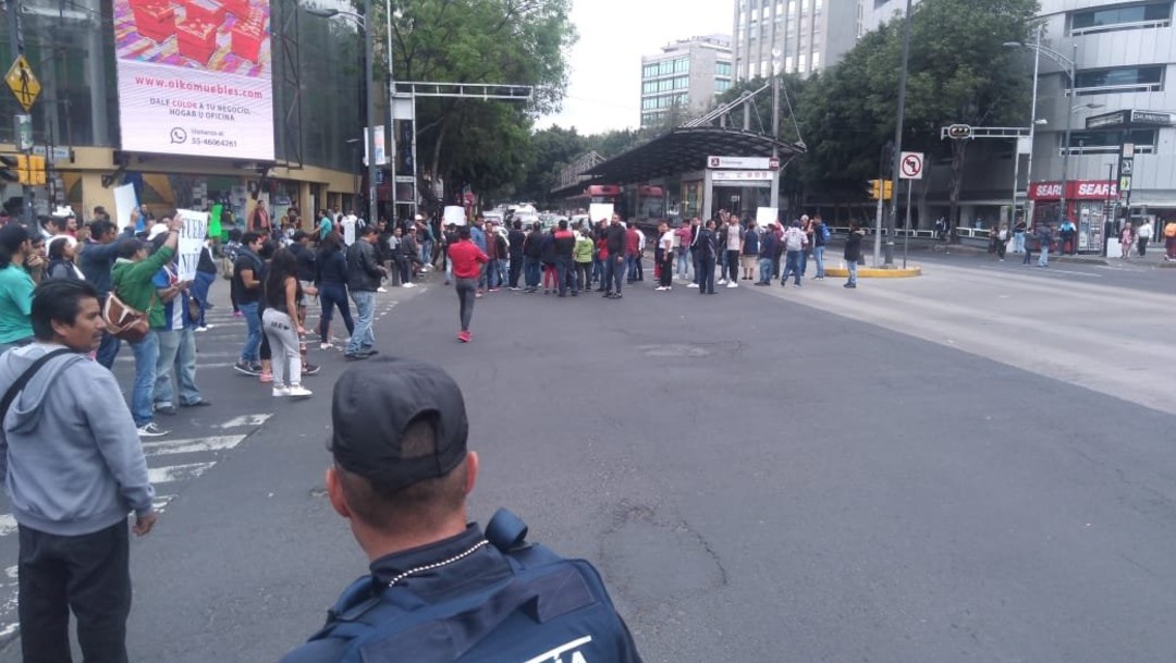 Foto Vendedores bloquean Eje 3 e Insurgentes por retirar puestos