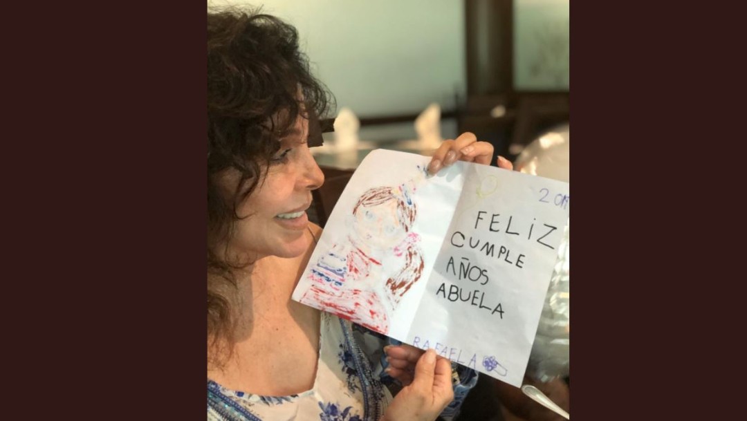 Foto: Verónica Castro mostró un dibujo que realizó su nieta, el 17 de octubre de 2019 (Twitter @vrocastroficial)