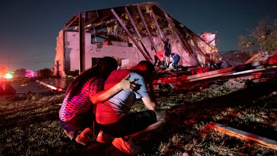 VIDEO Tornado deja graves daños y seis heridos en Texas, EU N+