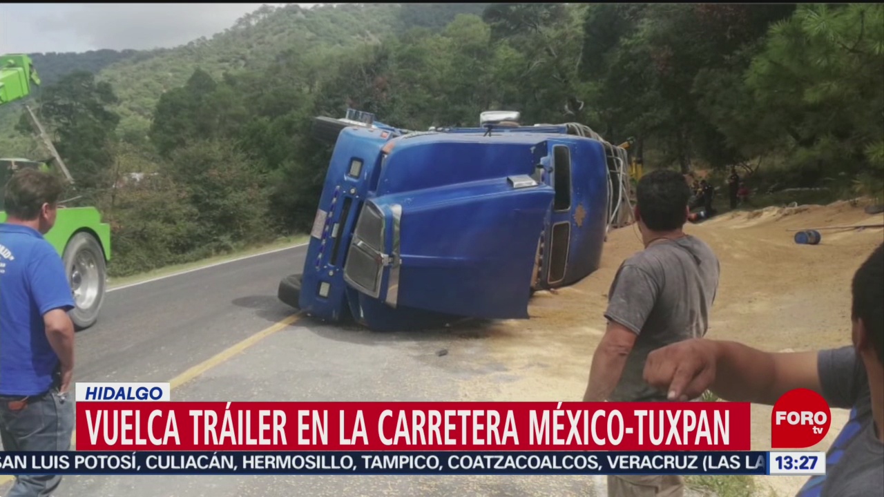 FOTO: Vuelca tráiler con 30 toneladas de maíz en la carretera México-Tuxpan, 6 octubre 2019