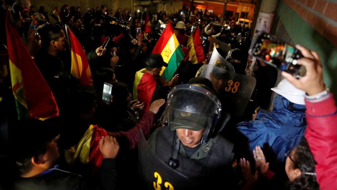 Policías se amotinan en Bolivia contra represión a opositores