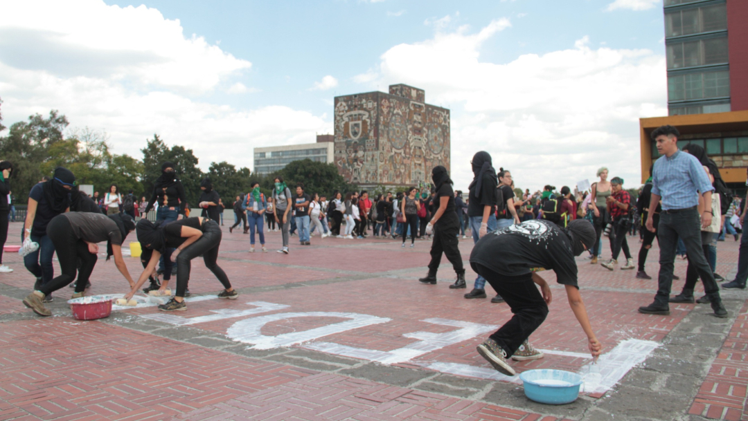 Encapuchados vandalizan la Rectoría de la UNAM; rompen vidrios y hacen pintas