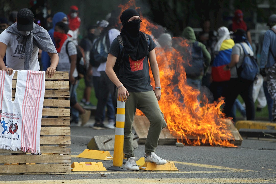 Foto: Grupos de manifestantes encapuchados se enfrentan a la policía en Bogotá, Colombia, 21 noviembre 2019