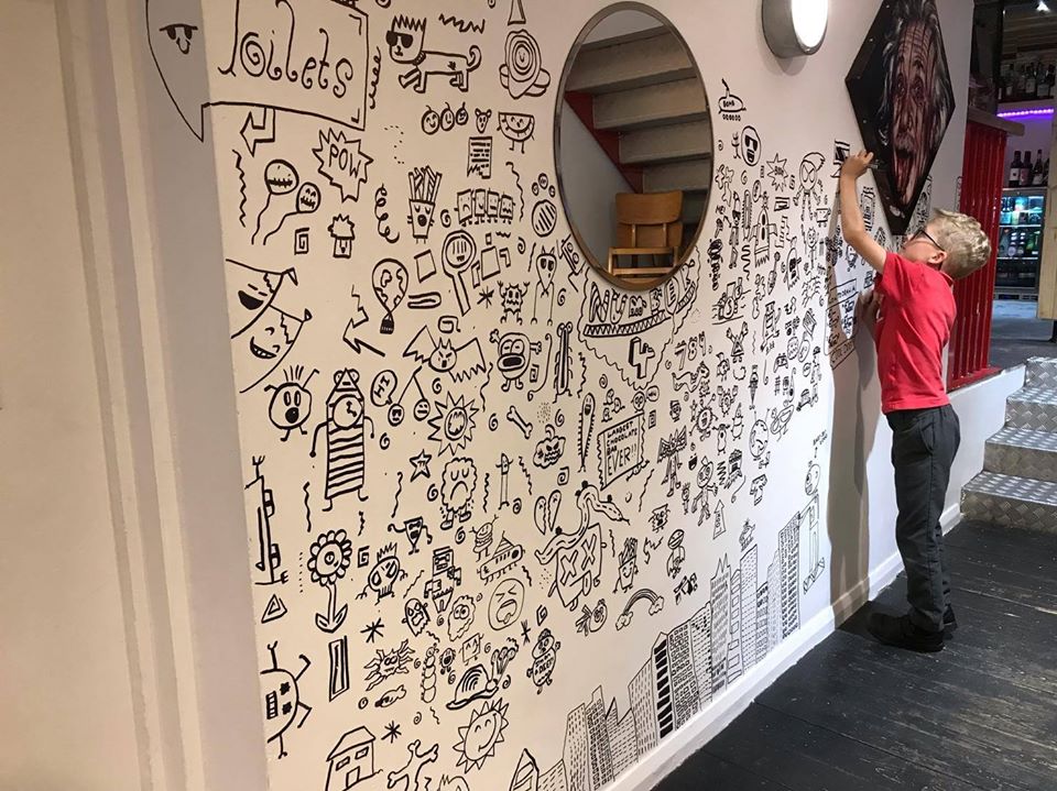 Castigan a niño por dibujar en clase y ahora decora un restaurante