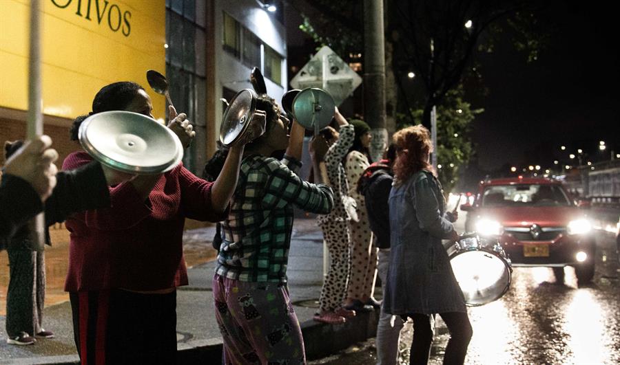 Foto: 'Cacerolazo' nocturno prolonga protestas en Colombia contra el Gobierno, 21 de noviembre de 2019 (EFE)