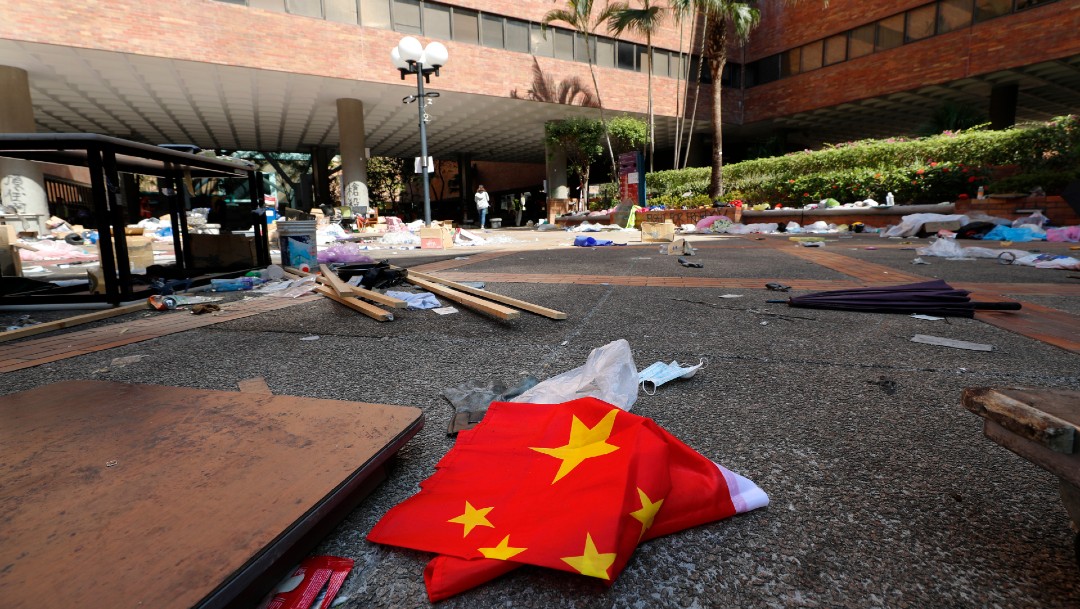 Tras 12 días policía de Hong Kong reabre universidad sitiada