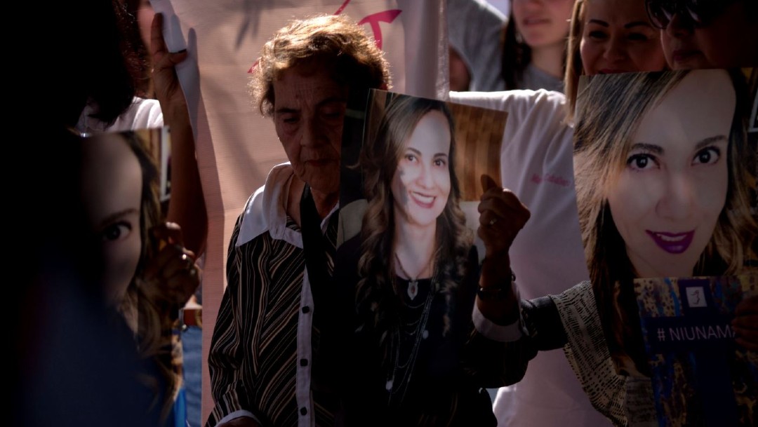 Foto: Una mujer porta una pancarta con la foto de Abril Pérez durante una marcha para exigir justicia por su feminicidio, el 29 de noviembre de 2019. (Cuartoscuro)