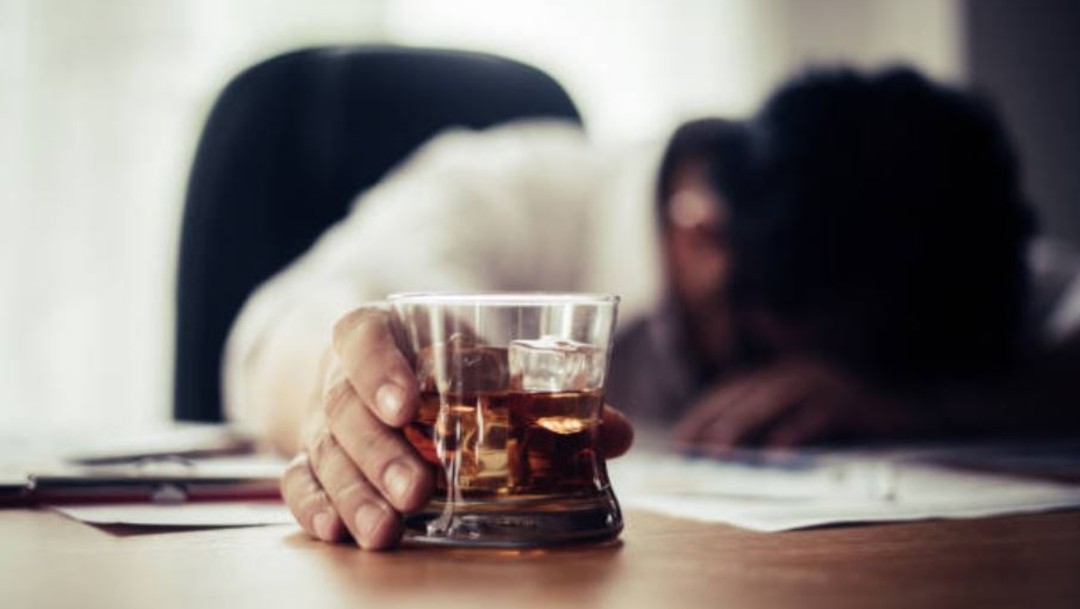 Imagen: El trastorno por consumo de alcohol es considerado una enfermedad cerebral crónica a menudo acompañado de emociones negativas