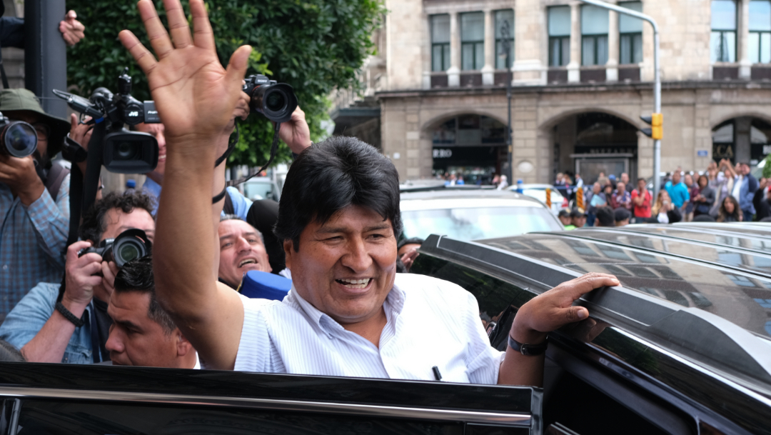 Foto: Evo Morales, expresidente de Bolivia, saluda a seguidores en la Ciudad de México