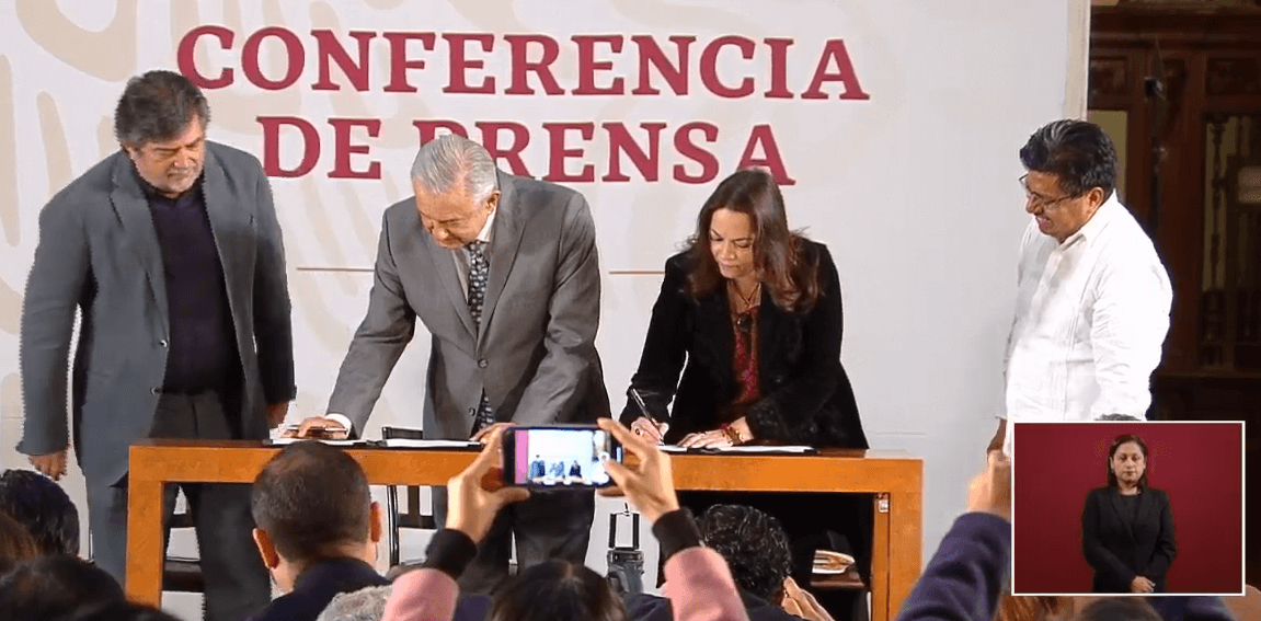 FOTO AMLO firma la convocatoria para la consulta sobre la construcción del Tren Maya (YouTube)